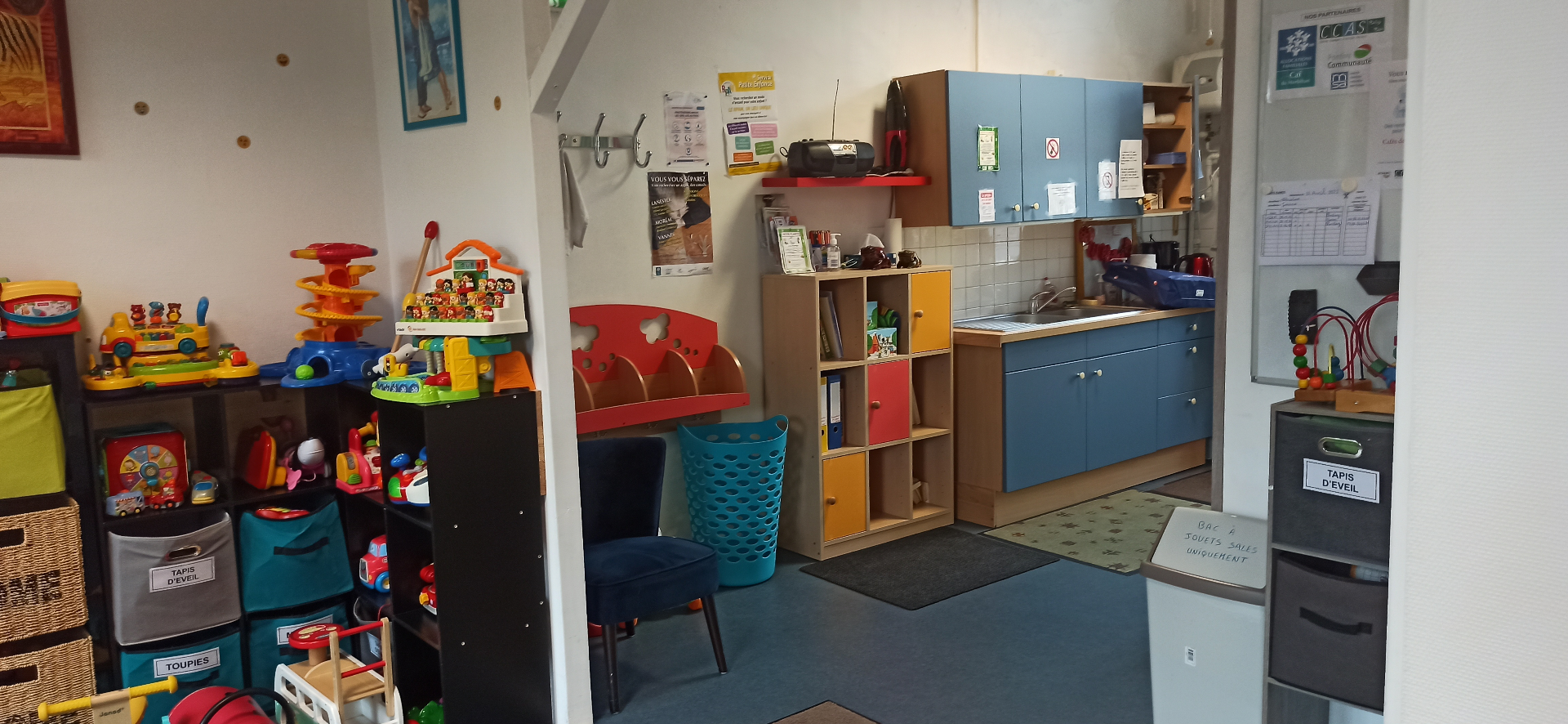 Espace jouets et coin lecture avec rangements et petits véhicules