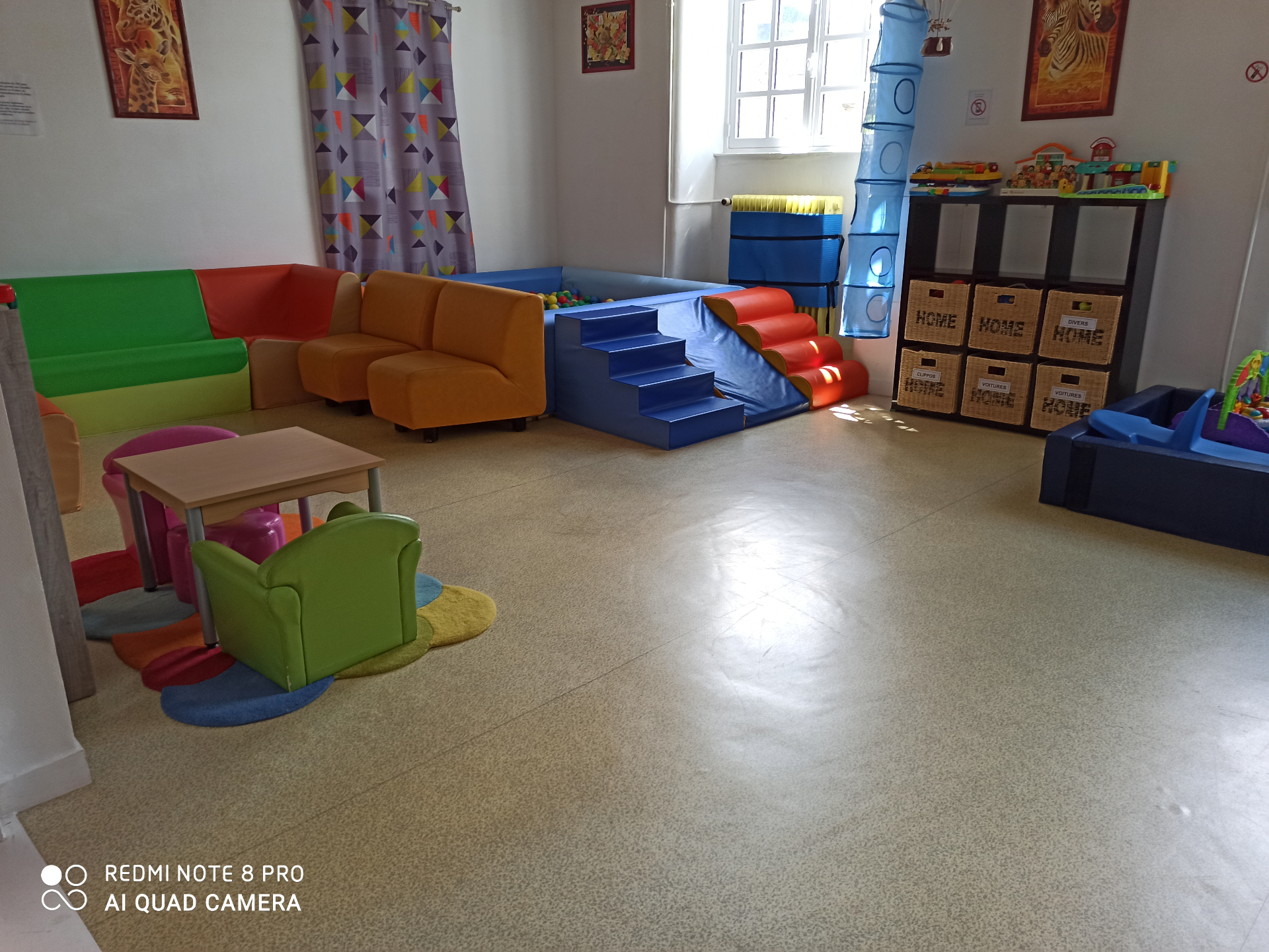 Salle de jeux avec piscine à balles, toboggan et mobilier coloré