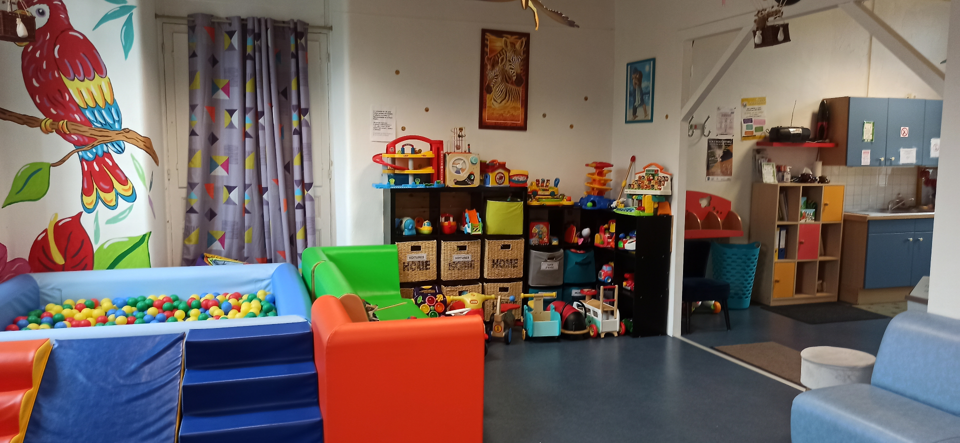 Enfants en train de jouer ensemble avec des cubes en bois
