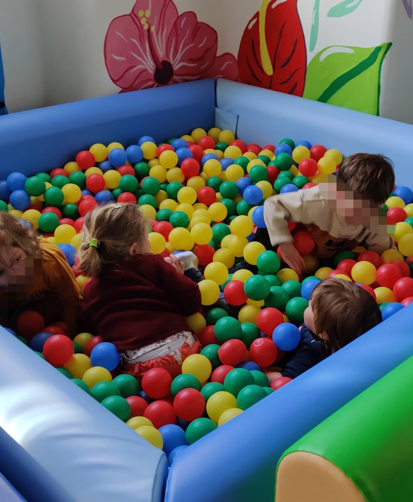 Enfants qui s'amusent dans la piscine à balles colorée